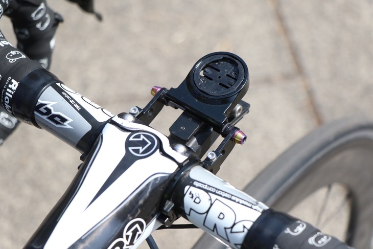 幅広のVibe Sprintステムに対応させた特注のレックマウント製